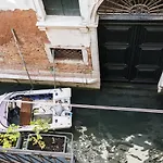 Rialto Corte Dei Sansoni Canal View By Wonderful Italy